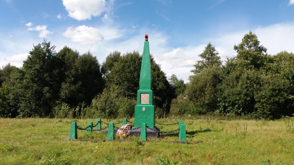 Памятник воинам и партизанам в д. Яцково-Замостные