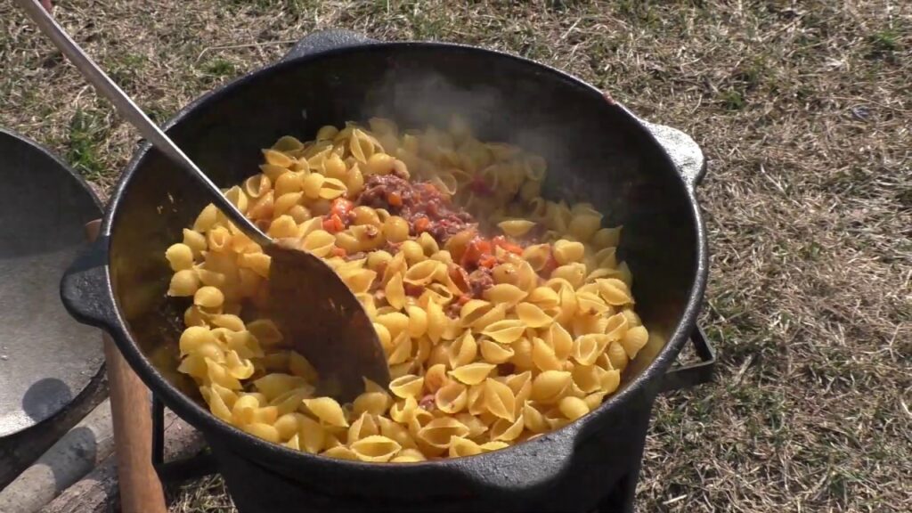Макароны с тушёнкой